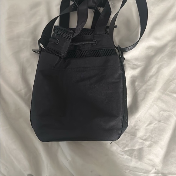 Alo crossbody bucket bag BNWT - Picture 2 of 2